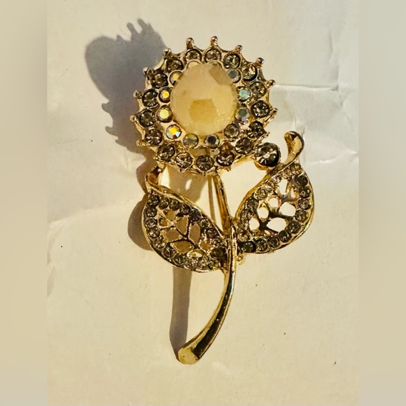 Jewelry - Flower Brooch with Crystals Gold Tone